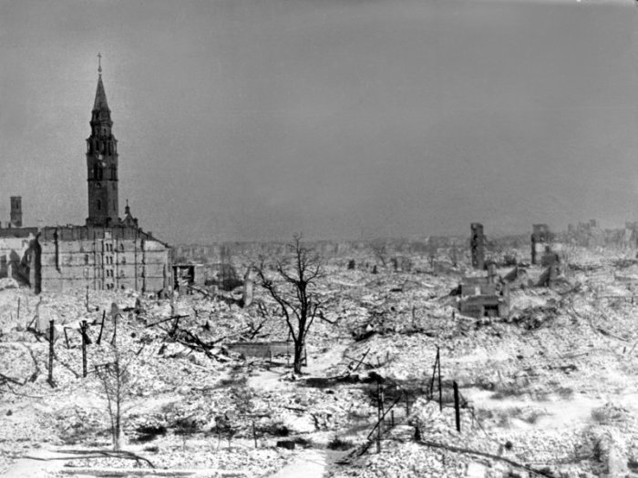 Blick auf das zerstörte Warschau. Mit der Vorstellung eines Gutachtens über die Höhe der im Zweiten Weltkrieg erlittenen Schäden will Polen Entschädigungsforderungen an Deutschland Nachdruck verleihen. Foto: EPU CAF/dpa