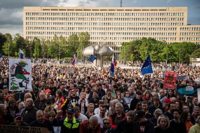 In Bratislava nehmen Menschen an einer Demonstration gegen den Plan der Regierung zur Umstrukturierung der öffentlichen Rundfunkanstalt RTVS teil. Foto: epa/Jakub Gavlak