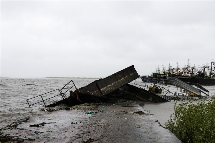 Ein havariertes Boot liegt in der Nähe von Quelimane an der Küste, als der Sturm Freddy auf Mosambik trifft. Foto: epa/Andre Catueira