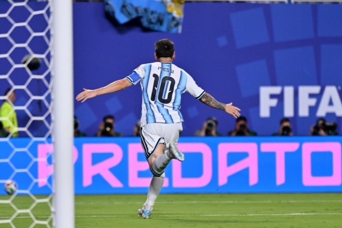 Lionel Messi jubelt über seinen Treffer zum 2:0 beim 3:0-Sieg Argentiniens gegen Algerien in der Gruppenphase der Fußball-Weltmeisterschaft 2026. Foto: Amy Kontras/epa/dpa.