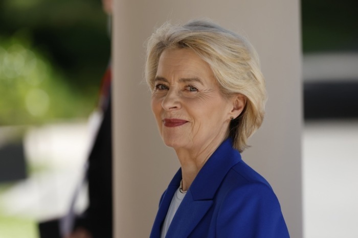 Ursula von der Leyen trifft vor dem G7-Gipfel im Hotel Royal in Évian-les-Bains ein. Foto: epa/Yoan Valat