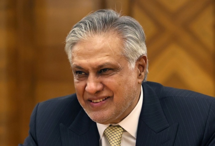 Pakistans Außenminister Ishaq Dar trifft in Moskau auf Russlands Chefdiplomaten Sergei Lavrov am Rande eines SCO-Treffens. Foto: Shamil Zhumatov/epa