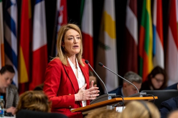 Die Präsidentin des Europäischen Parlaments, Roberta Metsola, hält eine Rede auf der Konferenz der Sprecher der Parlamente der Europäischen Union. Foto: epa/Martin Divisek
