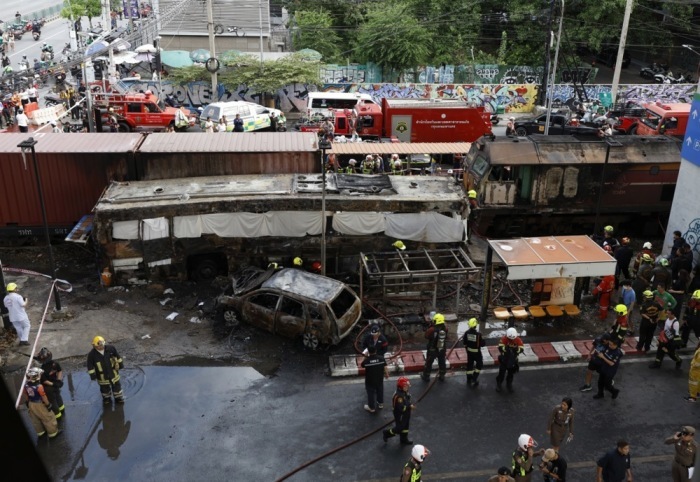 Ermittler untersuchen den Bahnübergang Asok–Phetchaburi nach der tödlichen Kollision zwischen einem Güterzug und einem Linienbus in Bangkok. Foto: epa/Rungroj Yongrit