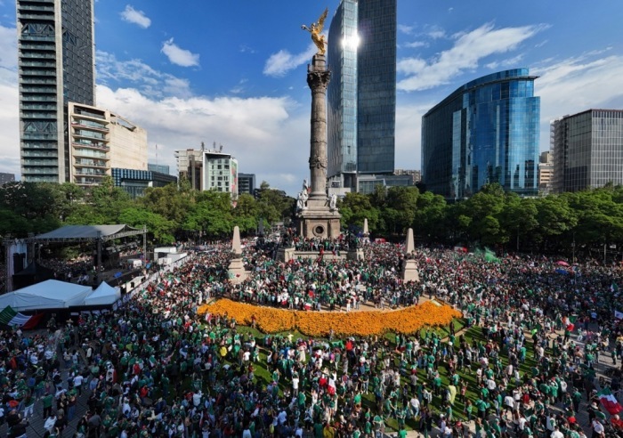 Tausende Fans feiern am Unabhängigkeitsdenkmal in Mexiko-Stadt den Auftaktsieg Mexikos gegen Südafrika bei der Fußball-Weltmeisterschaft 2026. Foto: Tomas Perez/epa/dpa