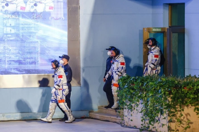 Die Astronauten der chinesischen Raumfahrtmission Shenzhou-21 nehmen an der Abschiedszeremonie vor dem Start teil. Foto: EPA/Wu Hao