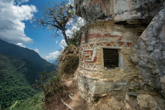 Auf diesem von World Monuments Fund (WMF) zur Verfügung gestellten Bild ist ein Grabkomplex der Chachapoya-Kultur in Los Pinchudos zu sehen. Foto: Heinz Plenge Pardo/World Monuments Fund/dpa