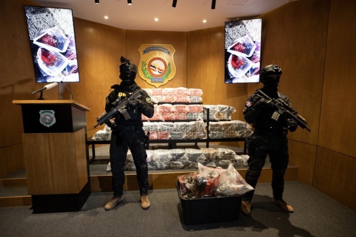 Mitglieder der Nationalen Drogenkontrolleinheit bewachen in Santo Domingo beschlagnahmte Kokainpakete von einem zuvor attackierten Boot. Foto: epa/Orlando Barria