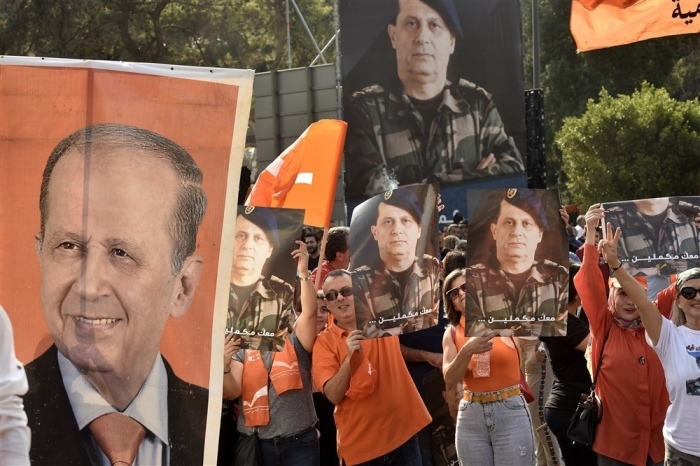 Anhänger des scheidenden libanesischen Präsidenten Michel Aoun versammeln sich im Baabda-Palast vor Aouns Abschiedszeremonie zum Ende seiner Amtszeit, Baabda, östlich von Beirut. Foto: epa/Wael Hamzeh