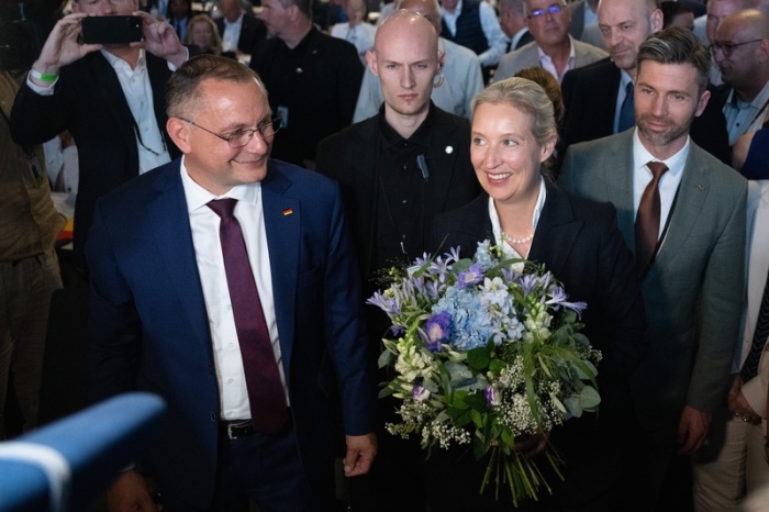 Alice Weidel hält nach ihrer Wiederwahl als AfD-Bundesvorsitzende beim Parteitag in Erfurt einen Blumenstrauß. Foto: dpa/Sebastian Kahnert