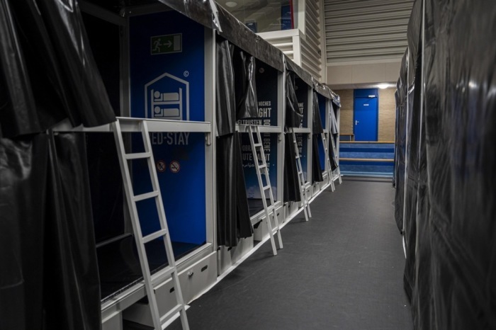 Stockbetten in einer Sporthalle dienen im niederländischen Dorf 2e Exloërmond als Notunterkunft für Asylsuchende aus Ter Apel. Foto: epa/Jaspar Moulijn