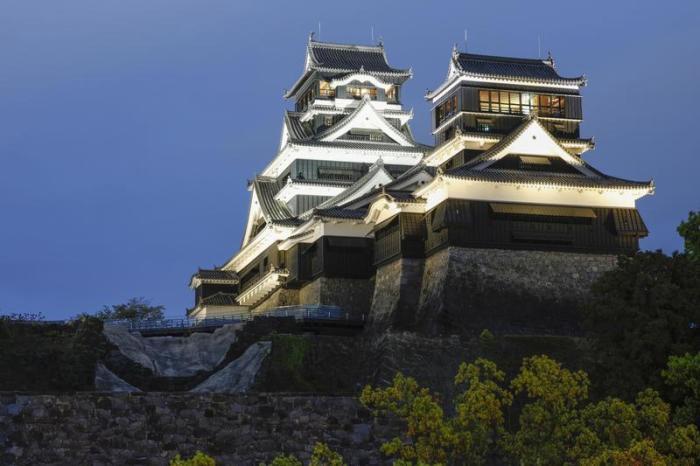 Das Schloss Kumamoto ist am Vorabend des zehnten Jahrestags der verheerenden Erdbeben von 2016 in der südwestjapanischen Präfektur Kumamoto beleuchtet. Foto: Kyodo/dpa