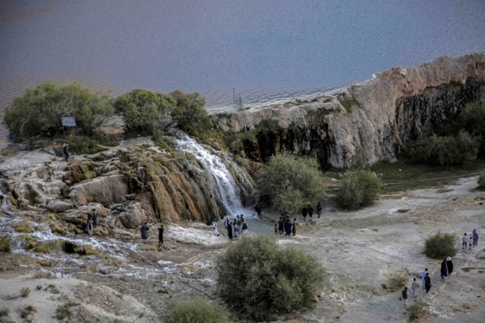 Besucher erkunden die türkisfarbenen Seen des Band-e-Amir-Nationalparks im Hindukusch, einem Hochgebirgsgebiet auf rund 3000 Metern. Foto: EPA/Samiullah Popal