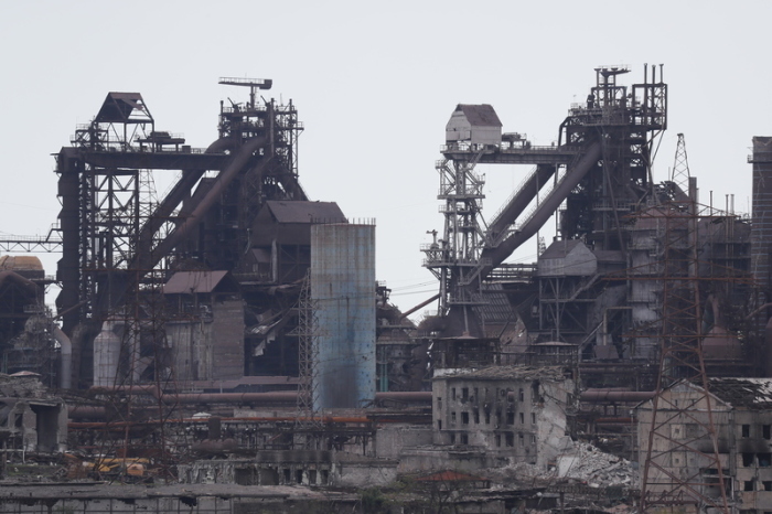 Blick auf das Azovstal-Werk in der Hafenstadt Mariupol. Nach ukrainischen Angaben soll Russland das Stahlwerk mit Phosphorbomben beschossen haben. Foto: Victor/Xinhua/dpa