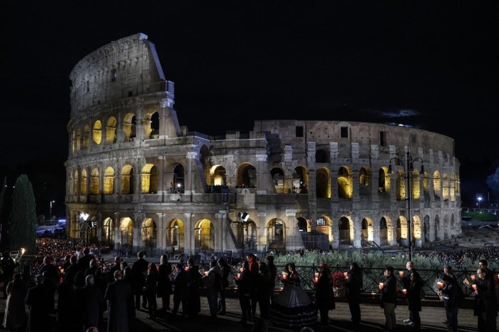 Im Kolosseum in Rom befindet sich der Kreuzweg. Foto: epa/Fabio Frustaci