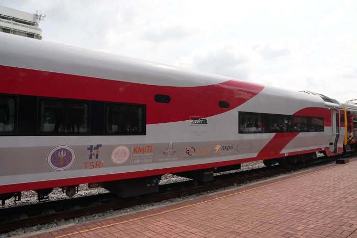 Der erste in Thailand entwickelte Reisezugwagen soll nach erfolgreichen Tests künftig auf touristischen Strecken eingesetzt werden. Foto: State Railway Of Thailand