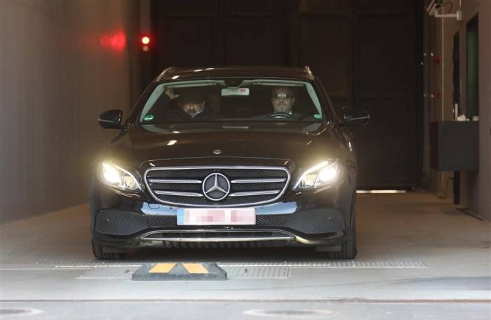 Der Wagen mit der ehemaligen Vizepräsidentin des Europäischen Parlaments Eva Kaili (nicht im Bild) verlässt das Haren-Gefängnis in Brüssel. Foto: epa/Olivier Hoslet