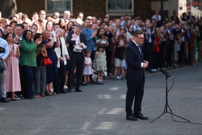 Der neue britische Premierminister Andy Burnham spricht nach seiner Audienz bei König Charles III. vor seinem Amtssitz in der Downing Street in London. Foto: EPA/Neil Hall