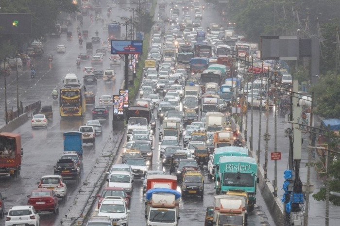 Starkregen legt Mumbai lahm: Überflutete Straßen verursachen Verkehrschaos, nachdem der India Meteorological Department wegen extremer Niederschläge einen roten Alarm ausgerufen hat. Foto: epa/Divyakant Solanki