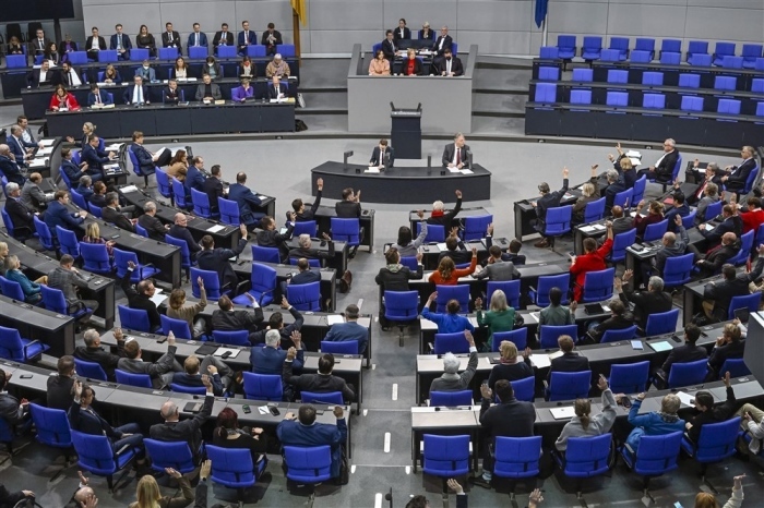 Die Mitglieder des Bundestages stimmen während einer Sitzung des Deutschen Bundestages in Berlin ab. Foto: epa/Filip Singer