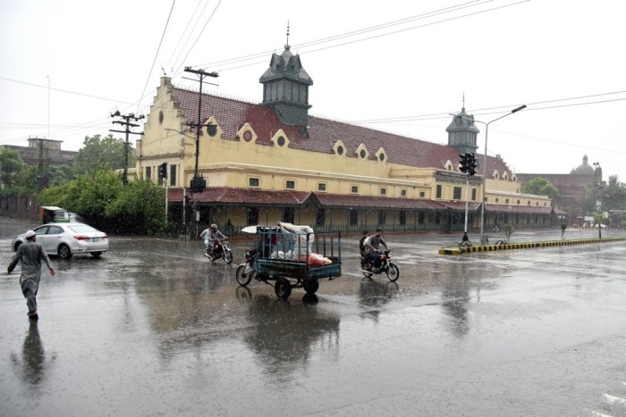 Fahrzeuge kämpfen sich bei starkem Monsunregen durch die Straßen von Lahore. Die Behörden warnten vor weiteren heftigen Niederschlägen. Foto: A. Hussain/epa