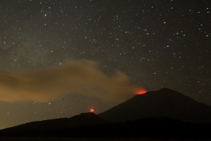 Ceniza volcánica cierra aeropuerto de México