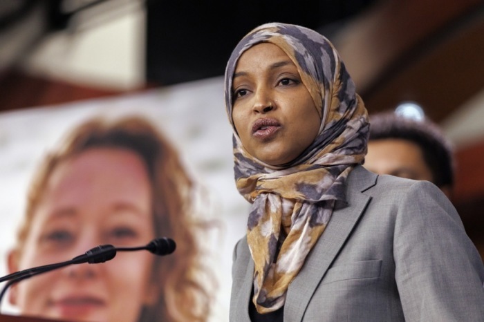 US-Abgeordnete Ilhan Omar spricht mit Mitgliedern des Progressive Caucus und kritisiert das Vorgehen der Einwanderungsbehörde ICE Foto: epa/Will Oliver