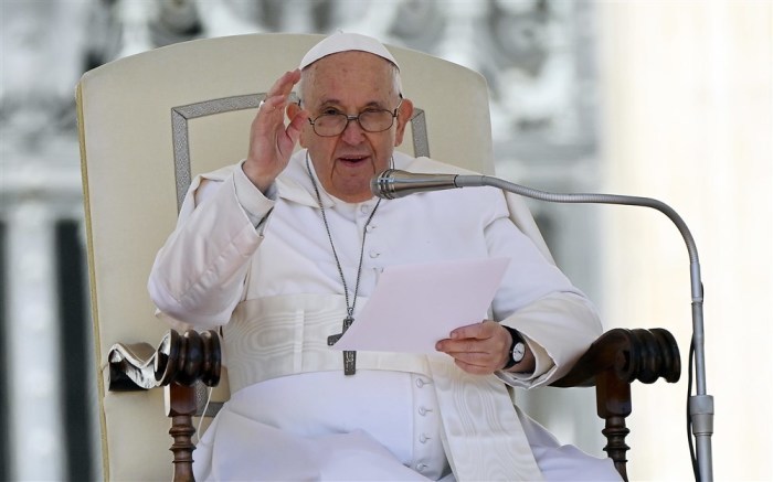Papst Franziskus hält die wöchentliche Generalaudienz auf dem Petersplatz. Foto: epa/Riccardo Antimiani