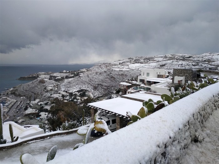 Aussicht auf ein verschneites Dorf auf der Insel Mykonos. Foto: epa/Kostas Ktistakis