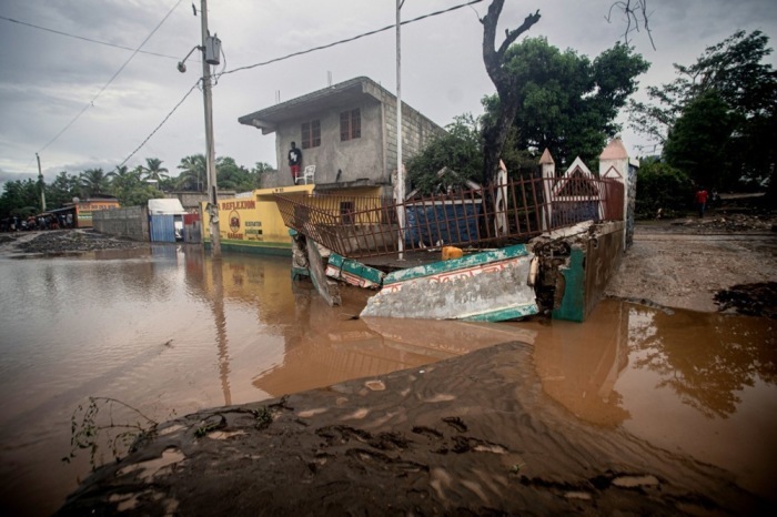 Ein Mann blickt auf ein eingestürztes Gebäude in Petit-Goâve, wo Hurrikan Melissa schwere Zerstörungen und viele Todesopfer verursachte. Foto: epa/Mentor David Lorens