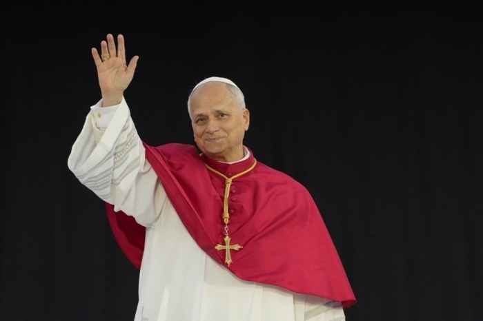 Papst Leo XIV grüßt Gläubige bei einer Gebetswache im Olympiastadion von Barcelona. Foto: epa/Alejandro Garcia