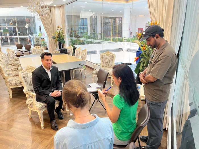 Vizebürgermeister Damrongkiat Phinitkan erläutert dem SRF-Team die Tourismusstrategie und Zukunftsvision Pattayas im Rathaus. Bild: PR Pattaya