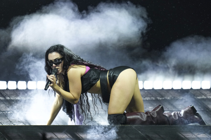 Charli xcx tritt während des Glastonbury Festivals in Worthy Farm, Somerset, England, auf. Foto: Scott A Garfitt/Invision Via Ap/dpa