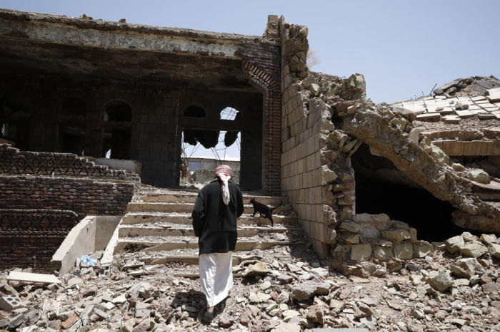 Eine Jemenitin geht durch die Trümmer eines zerstörten Gebäudes. Foto: epa/Yahya Arhab