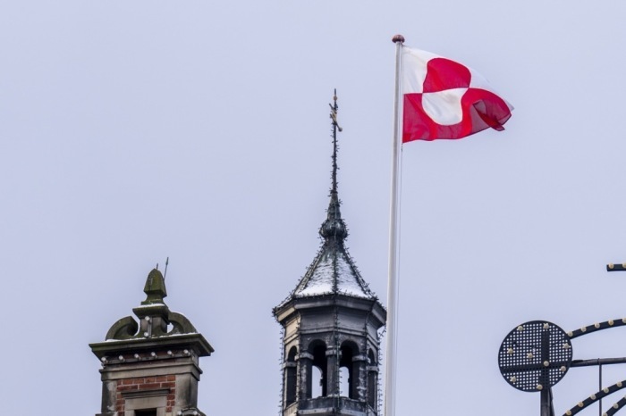 Die grönländische Flagge weht auf dem Tivoli-Schloss in Kopenhagen als Zeichen der Verbundenheit und Solidarität mit Grönland. Foto: epa/Ida Marie Odgaard