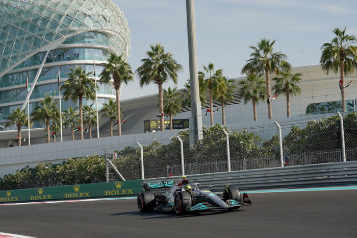 Formel-1-Weltmeisterschaft, Grand Prix von Abu Dhabi, 1. Freies Training Lewis Hamilton aus Großbritannien vom Team Mercedes ist auf der Strecke in Abu Dhabi unterwegs. Foto: Hasan Bratic/dpa