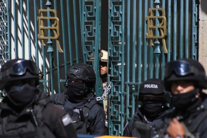 Vor dem Regierungspalast in La Paz stehen Polizisten Wache. Foto: epa/Stringer