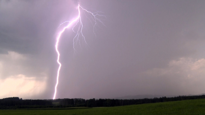 Ein Blitz erhellt den Himmel (Standbild aus einem Video). Foto: Bernd März/dpa