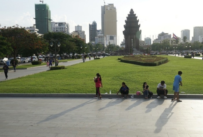 Menschen spazieren und treiben Sport in einem Park in Phnom Penh, während Vorsichtsmaßnahmen gegen das Coronavirus gelten. Foto: epa/Mak Remissa