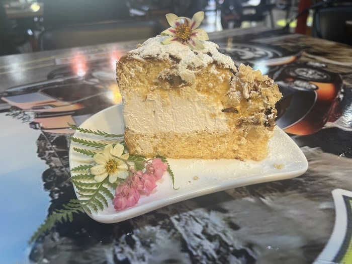 Der „Bienenstich“ mit Eierlikör gehört zu den neuen Dessertangeboten im The Bikers Café Thailand in Sattahip. Bild: The Bikers Café Thailand