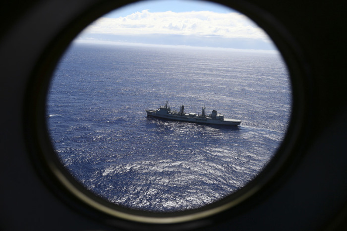 Das Versorgungsschiff HMAS Success der Royal Australian Navy sucht nach der vermissten Maschine der Fluggesellschaft Malaysia-Airlines (Flug MH370) im südlichen Indischen Ozean nahe der Küste von Australien. Foto: Rob Griffith/Ap/dpa