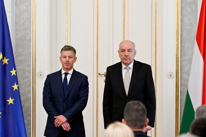 Ungarns Präsident Tamás Sulyok und Ministerpräsident Péter Magyar bei der Ernennung der Minister des neuen Tisza-Kabinetts in Budapest. Foto: Robert Hegedüs/epa