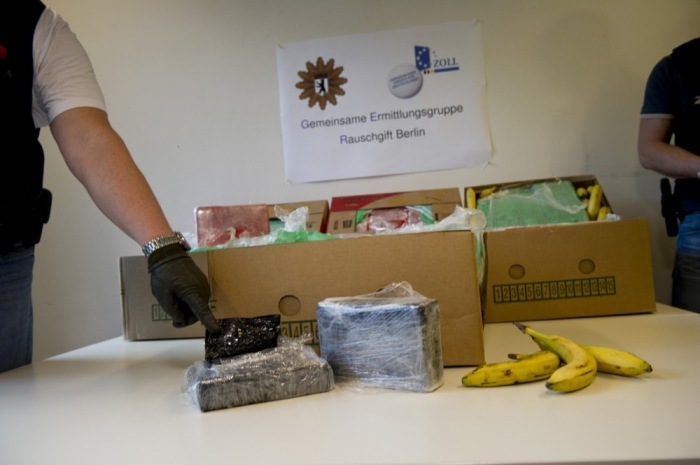 Eine Bananenkiste mit Päckchen mit beschlagnahmtem Kokain ist im Landeskriminalamt ausgestellt. Foto: epa/Daniel Naupold