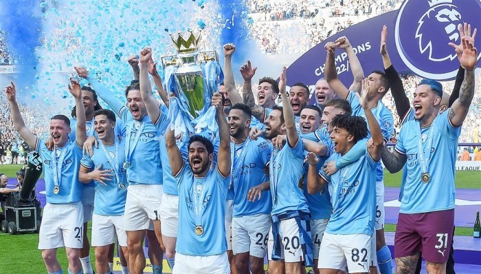 Manchester Citys Ilkay Gundogan und seine Teamkollegen feiern mit der Trophäe der englischen Premier League. Foto: epa/Peter Powell