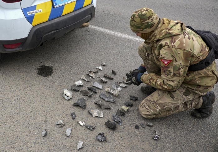 Ein Militärexperte sichert Beweise am Ort eines nächtlichen Granatenangriffs in Charkiw. Foto: epa/Sergey Kozlov