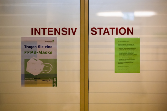 Die Tür zur Intensivstation der Kinderklinik des St. Joseph-Krankenhauses. Foto: Christoph Soeder/dpa