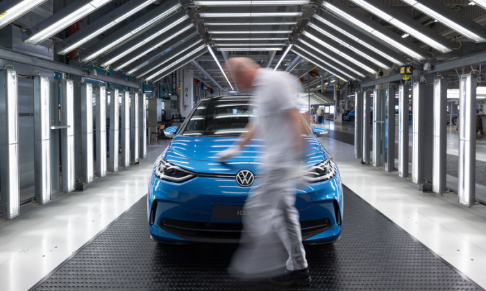 Ein Modell der neuen Generation des ID.3 steht zur Endabnahme im Lichttunnel im Werk von Volkswagen in Zwickau. Foto: Hendrik Schmidt/dpa