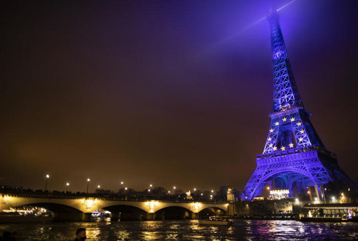 Eiffelturm in EU-Farben anlässlich der französischen Ratspräsidentschaft. Foto: epa/Ian Langsdon