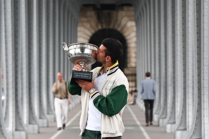 Fototermin von Novak Djokovic mit Pokal. Foto: epa/Mohammed Badra
