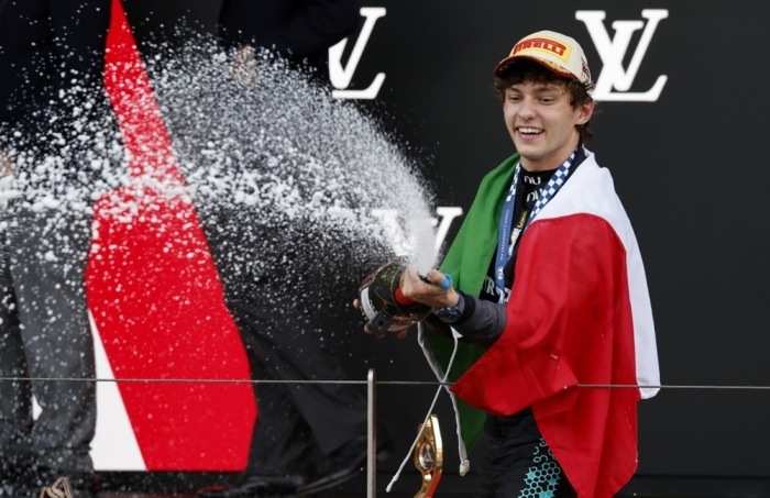 Andrea Kimi Antonelli jubelt auf dem Podium nach seinem Sieg beim Großen Preis von Monaco. Foto: epa/Sebastien Nogier